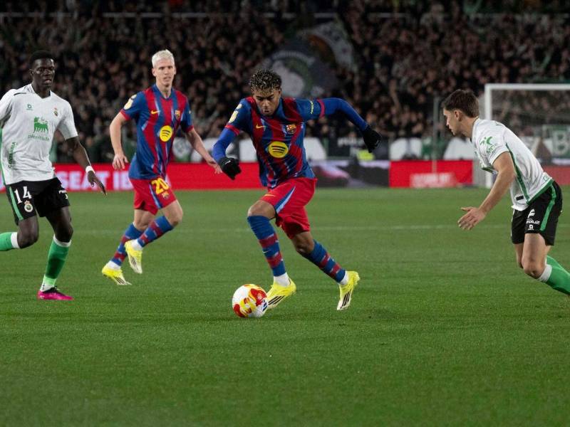 Lamine Yamal disputando el balón contra Castro del Racing de Santander.