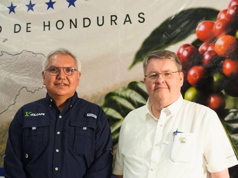 Frank Reese, gerente general de Volcafe en Honduras, junto a Gerardo Torres, director de Sostenibilidad de la compañía.