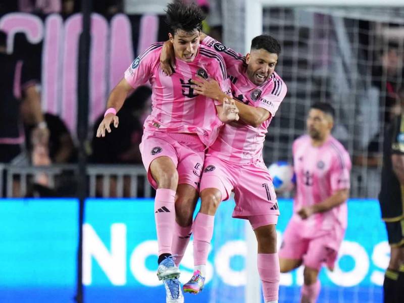 Noah Allen y Jordi Alba celebran el segundo gol del Inter Miami.
