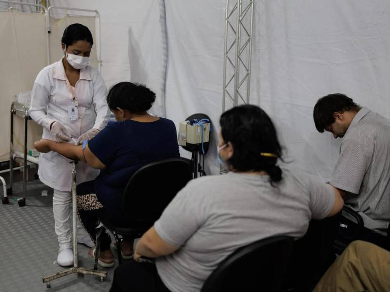 La suspensión de la aplicación de la<b> vacuna </b>es temporal, hasta que se realicen las pruebas necesarias para determinar la seguridad del fármaco.