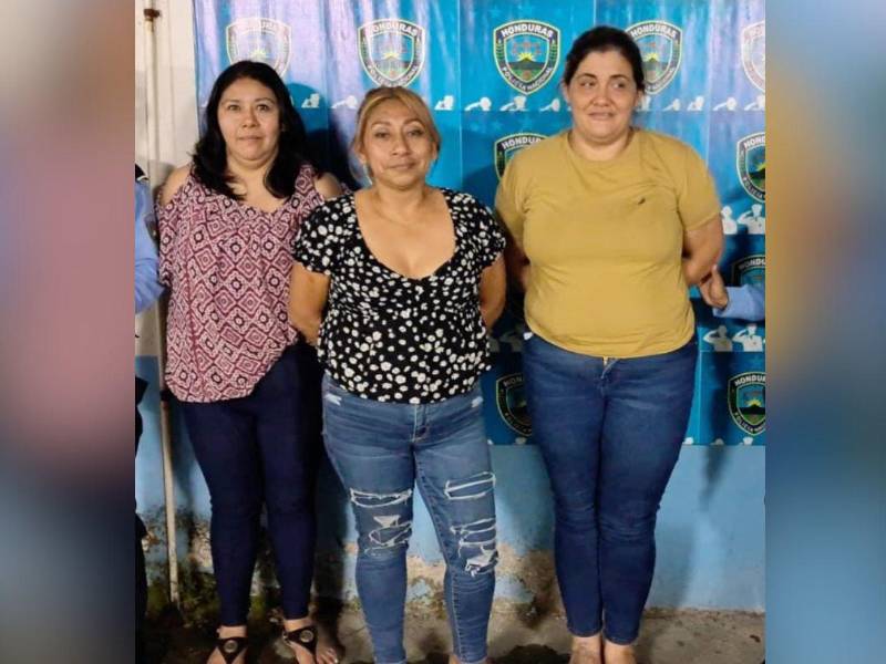 Las detenidas son tres mujeres, a quienes se les decomisó seis pulseras bañadas en oro y dinero en efectivo.