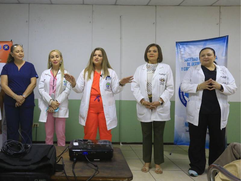 Dermatólogas de la Sociedad Hondureña de Dermatología imparten charlas de prevención a personas que asistieron a la Semana del Lunar 2025.