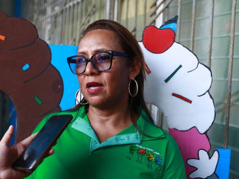 Dunia Enamorado explicó a LA PRENSA que los estudiantes reciben supervisión permanente durante el desarrollo de sus microempresas y cumplen con las medidas de higiene y seguridad. Además, son capacitados mediante cursos impartidos por el Infop.