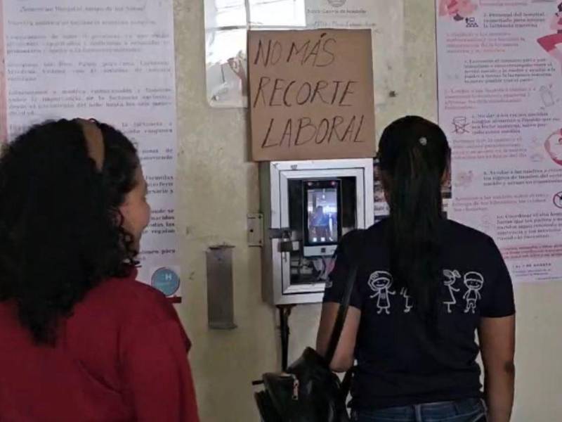 Personal del hospital marca su entrada en el sistema biométrico.