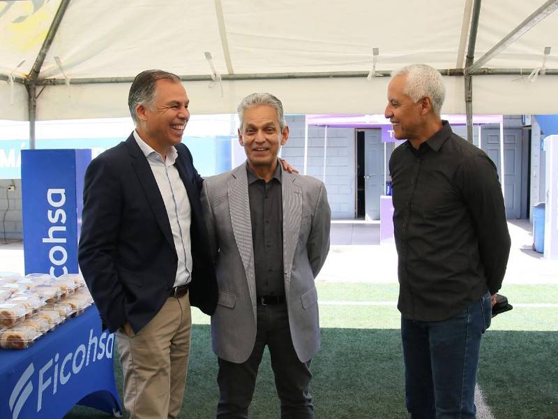 Reinaldo Rueda charlando con Alexis Mendoza y José Ernesto Mejía.