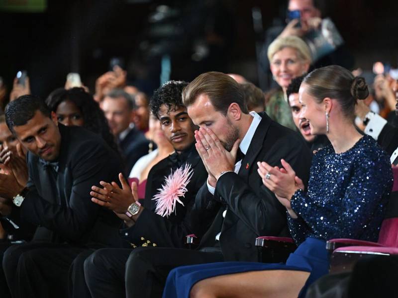 La emoción de Harry Kane tras ser anunciado como el ganador del Balón de Oro ante los aplausos de todos.