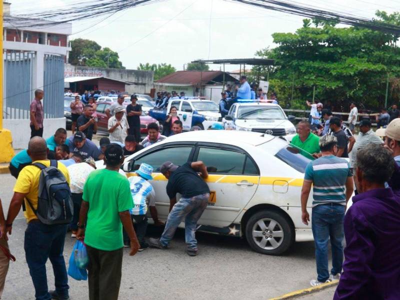 Taxistas mueven sus unidades mientras un fuerte despliegue policial recorre el centro de la ciudad para dispersar los bloqueos.
