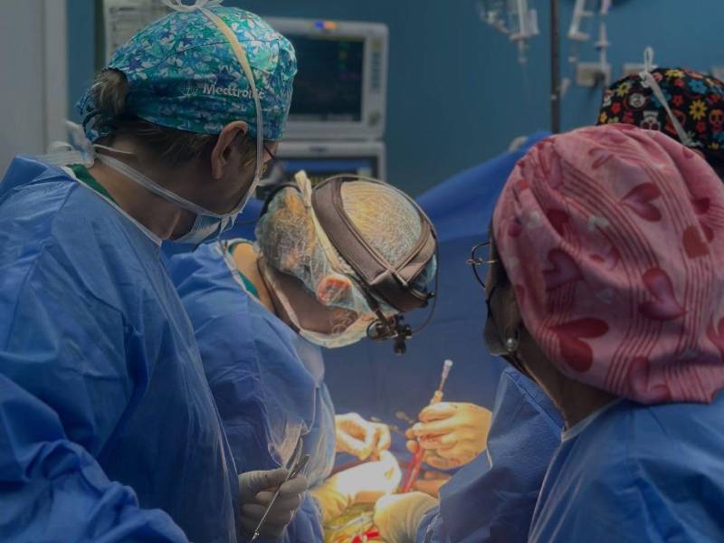 Médicos españoles y el equipo local realizan la primera cirugía de la brigada cardiovascular pediátrica promovida por la Fundación Mensajeros de la Paz Honduras a través del programa Sanando Corazones.