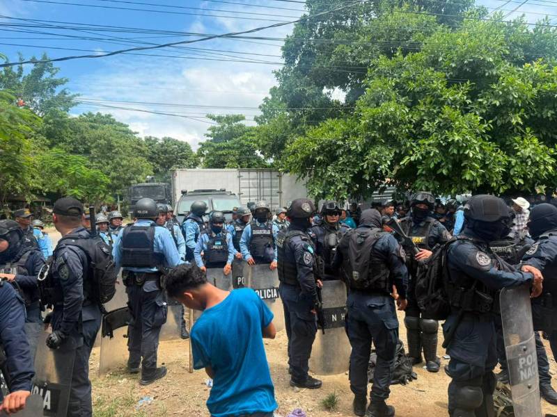 La Policía Nacional mantuvo presencia desde tempranas horas en los alrededores de la colonia Belén.