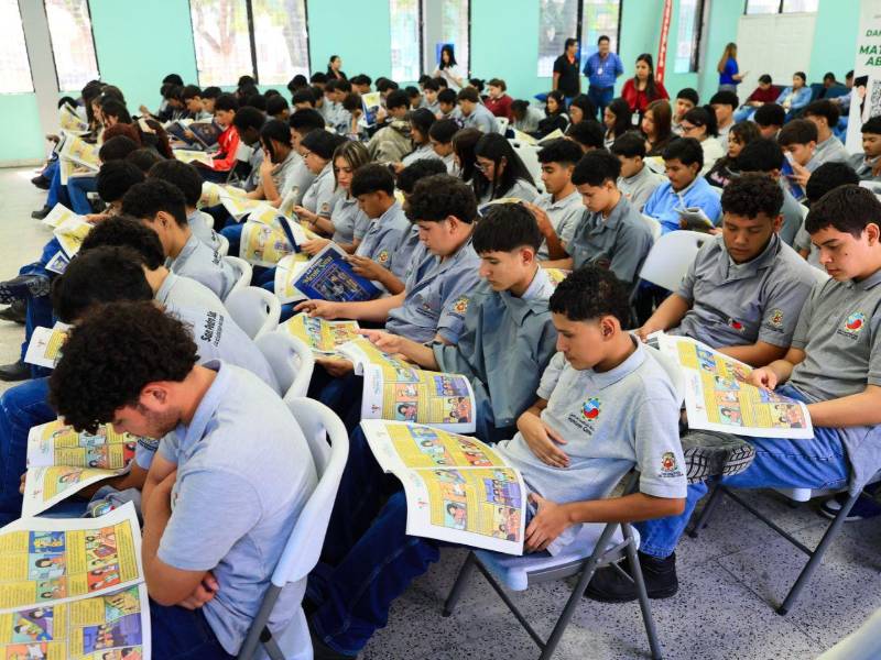 Durante la lectura del fascículo, los jóvenes prestaron atención a la historia y reflexionaron sobre su mensaje, llevándose una enseñanza positiva sobre el uso responsable de las pantallas y las redes sociales.
