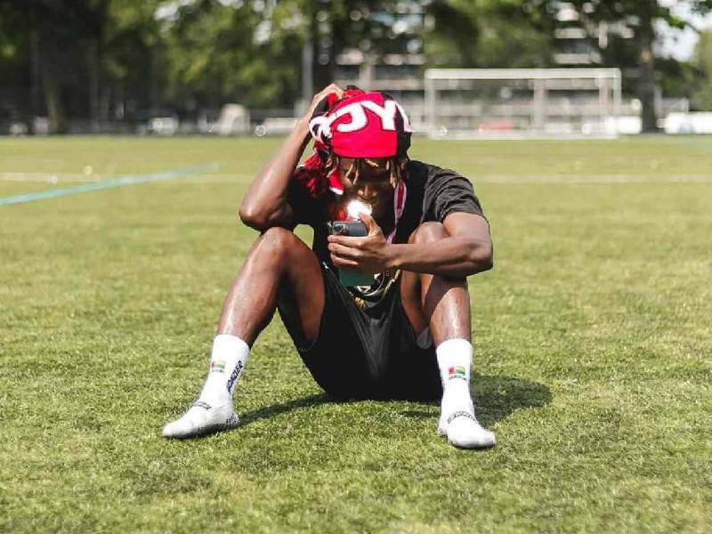 Terrible. Futbolista fue atacado en Europa: herido de gravedad al ser acuchillado, estuvo en coma inducido y esto informan sobre su estado.