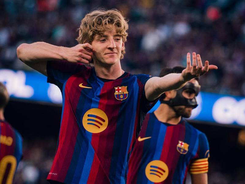 Anthony Gordon celebrando su primer gol con el Barcelona..