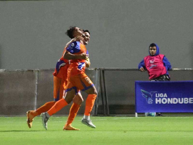 Cristian 'Pin' Gutiérrez celebrando con Roberto Moreira su golazo que puso por delante a la UPN.