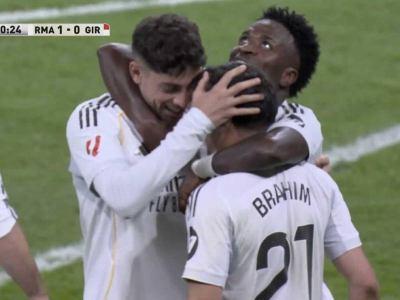 Kylian Mbappé disputando el balón con el jugador del Girona, Iván Martín.