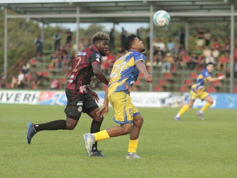 Jugadores del Choloma y UPNFM disputando el balón.