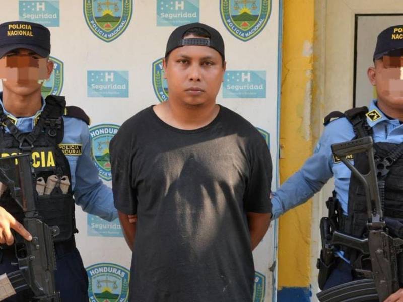 La Policía Nacional, a través de la Unidad Metropolitana de Policía #7 (UMEP-7), reportó la detención de un individuo vinculado al delito de tráfico de drogas durante un operativo ejecutado en la colonia San Carlos de Sula, a pocos metros del Instituto José Trinidad Reyes.