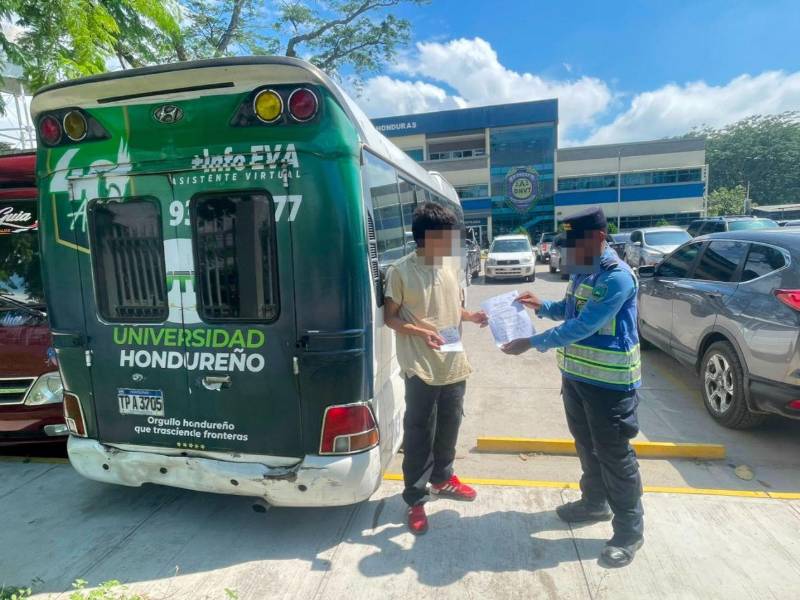 El conductor de esta unidad infringió la Ley de Tránsito al cruzar un semáforo en rojo. Usuarios compartieron el video con las autoridades, quienes localizaron la unidad y procedieron a su decomiso.