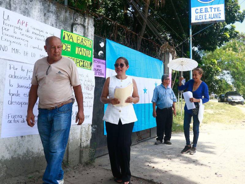 Padres de familia piden la destitución de la directora y una investigación sobre el manejo de recursos del centro educativo.