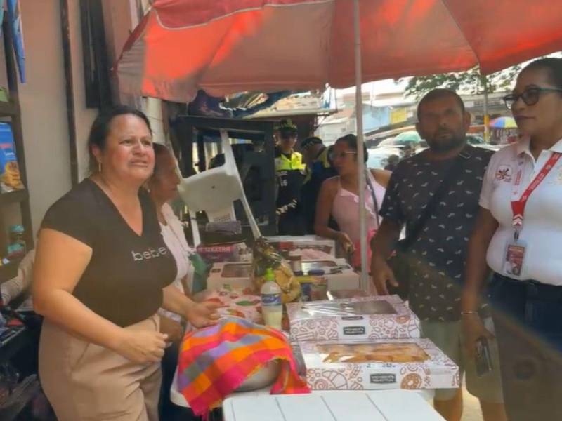 Esta mujer llorando es la imagen que más se ha viralizado en las redes sociales. Se trata de una emprendedora a la cual le cerraron su local apenas días después de abrirlo Enfrente de ella, la juez municipal que encabezó un considerable despliegue en un operativo que ha dividido los comentarios en El Progreso, Yoro.