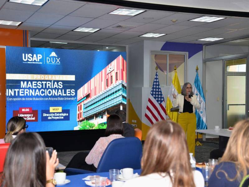 Beatriz Brito, Decana de Posgrado y Educación Continua de USAP, durante la presentación de las nuevas Maestrías Internacionales USAP-DUX.