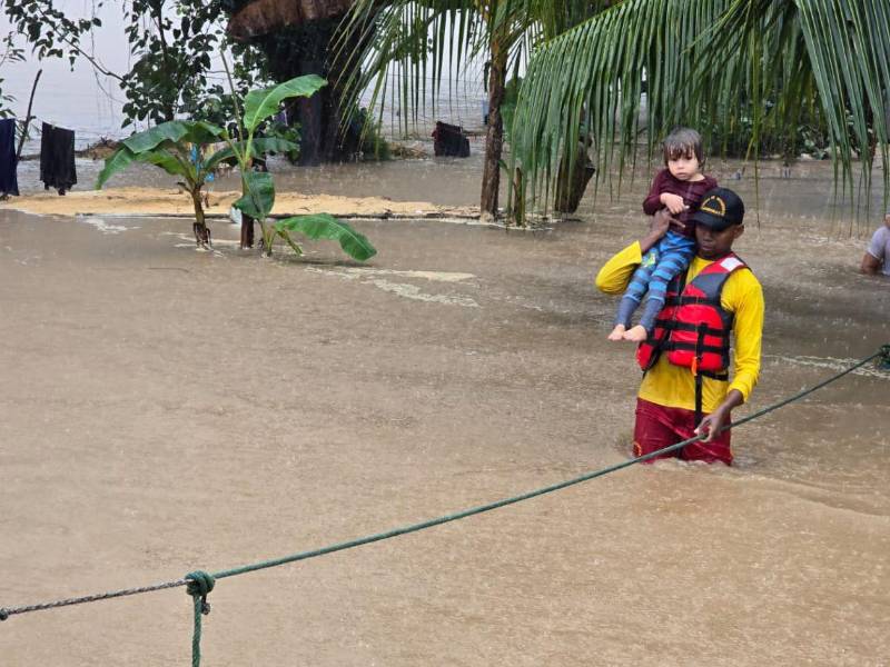 Los niños fueron cargados en brazos por personal del Cuerpo de Bomberos.