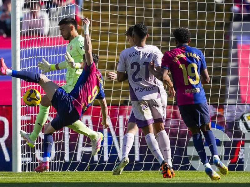 Con doblete de Lewandowski, el Barcelona golea al Girona y es líder solitario