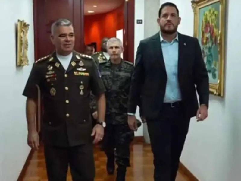 El entonces ministro de Defensa hondureño, José Manuel Zelaya, y el también jefe de las Fuerzas Armadas, Roosevelt Hernández, con el ministro Vladimir Padrino López, uno de los secuacez de Nicolás Maduro.