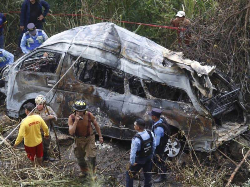 El rapidito quedó calcinado a orilla del río Chamelecón tras caer al precipicio.