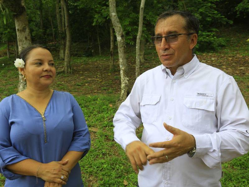 La organización Brazos de Jesús es liderada por los pastores Carlos Humberto Mendoza y su esposa Mirna Elisabeth Archaga