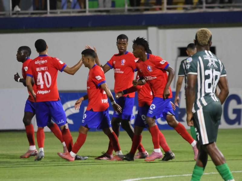 Los jugadores del Olimpia celebrando el gol de Michaell Chirinos ante Juticalpa FC.
