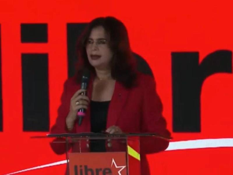 Rixi Moncada, candidata presidencial del Partido Libertad y Refundación durante una conferencia de prensa.