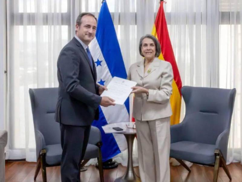 Canciller de la República, Mireya Agüero, recibe este martes las copias de estilo de Guillermo Escribano Manzano, como nuevo embajador extraordinario y plenipotenciario del Reino de España en Honduras.