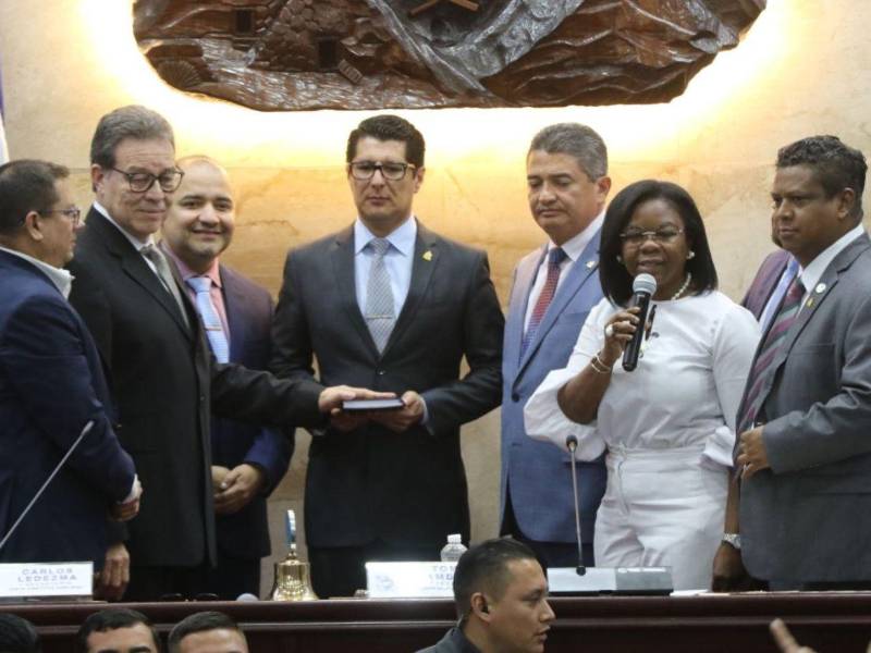 Junta directiva del Congreso Nacional juramenta a Arístides Mejía Carranza como magistrado propietario interino del Tribunal de Justicia Electoral (TJE).