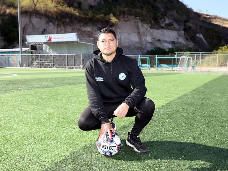 El entrenador hondureño debutó en los banquillos a la edad de 31 años.