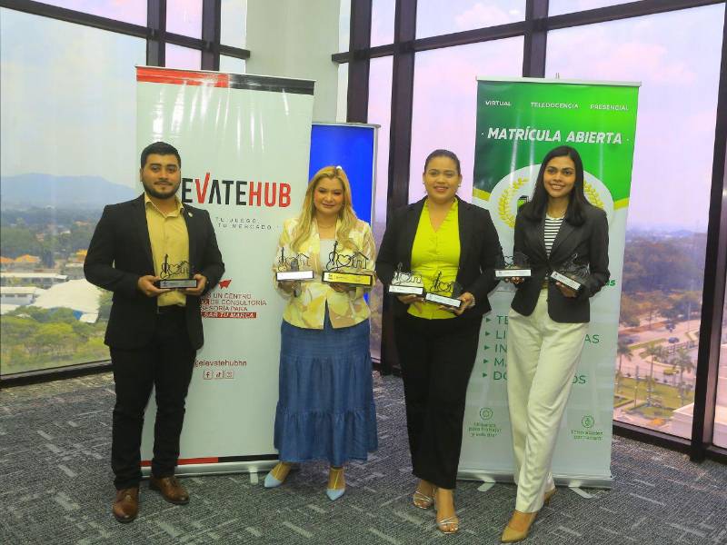 Emma Mejía Valladares junto a su equipo: Wilmer Martínez, Keyla Hércules y Fabiola Irula muestran orgullosos el reconocimiento otorgado por Hábitat para la Humanidad.