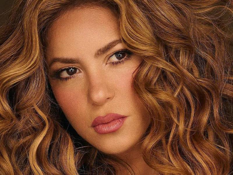 Su cabello acompaña cada paso de baile y mantiene una apariencia desenfadada. Descubra cómo conseguir unas ondas inspiradas en Shakira sin recurrir siempre al calor.