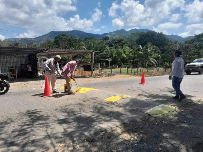Ciudadanos instalan túmulos artesanales en una carretera de Honduras. Fotografía utilizada con fines referenciales.