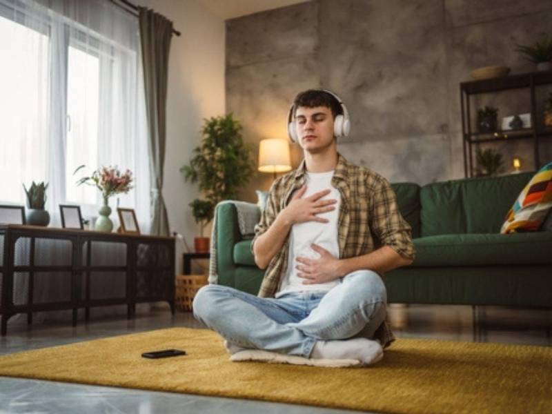 Concéntrate en tu respiración, inhalando y exhalando lentamente.