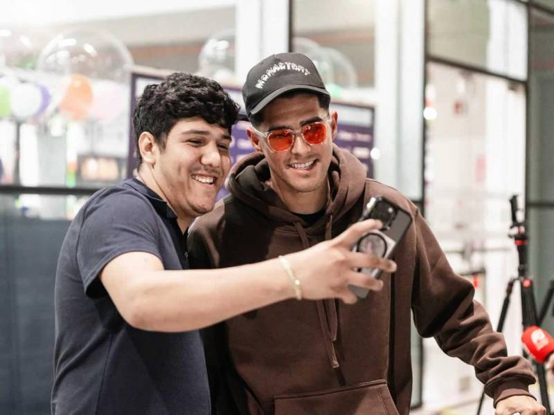 Un aficionado le pidió una foto a Luis Palma a su llegada al país.