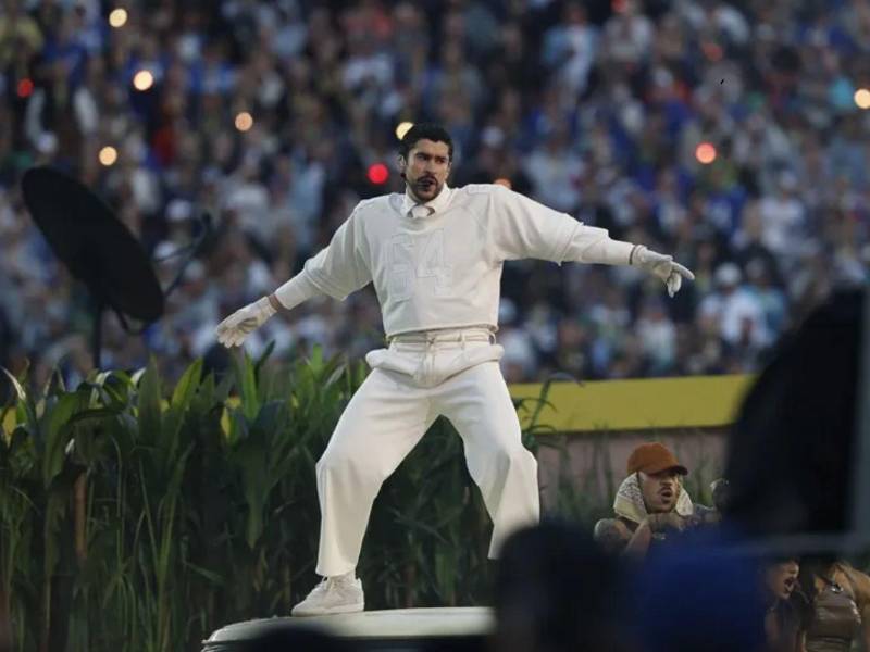 Bad Bunny protagonizó el espectáculo de medio tiempo del Super Bowl 2026, el partido que define al campeón de la liga profesional de fútbol americano de los Estados Unidos.
