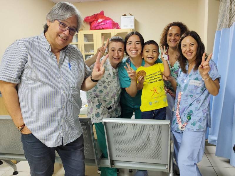 Representantes de Mensajeros de la Paz y personal médico comparten con uno de los pacientes intervenido en una brigada en el IHSS.