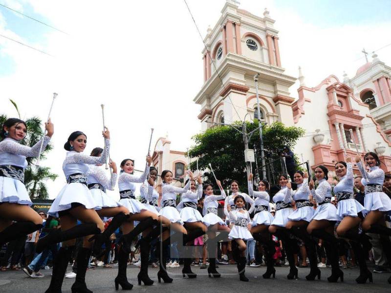 Las elegantes palillonas deslumbran al público con su habilidad y carisma.