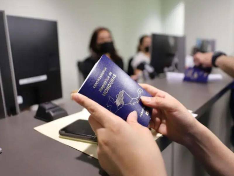 El Instituto Nacional de Migración (INM) informó este jueves sobre la suspensión temporal del servicio de emisión de pasaportes, medida que aplica tanto en el territorio nacional como en las delegaciones en el extranjero.