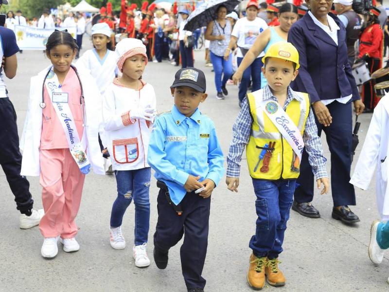 Los más pequeños sorprendieron con su creatividad al desfilar caracterizados con diferentes oficios y profesiones, representando desde médicos y policías hasta trabajadores de distintas áreas como parte de la celebración patria.