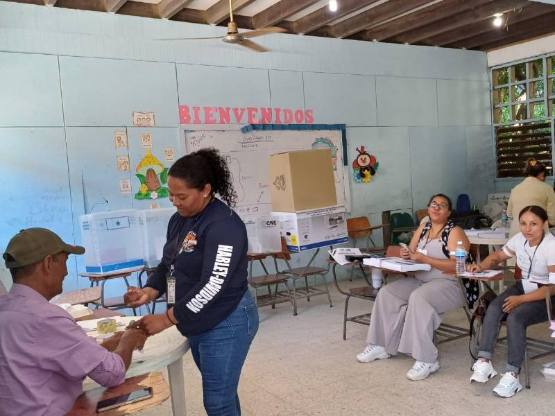 Esta ciudadana culmina su proceso de votación.