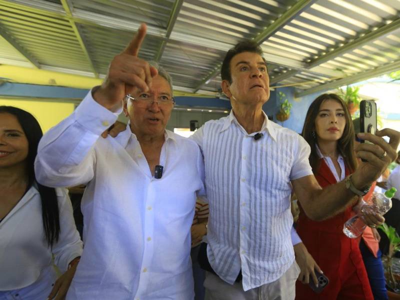 Arnaldo Martínez fue acompañado por el ingeniero Salvador Nasralla y su esposa Iroshka Elvir.