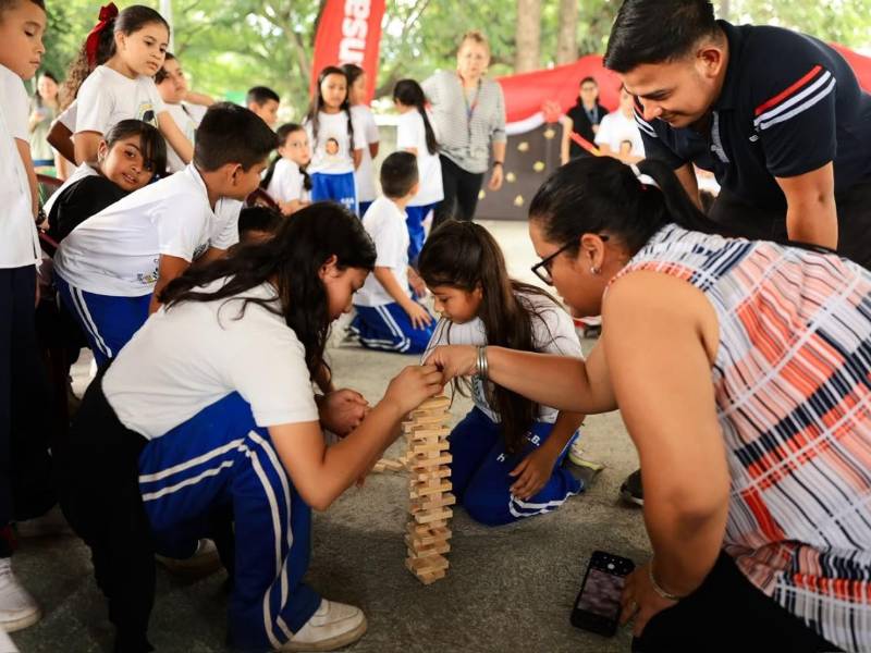 Los maestros del centro Dionisio de Herrera también se sumaron a las actividades para apoyar a sus alumnos.