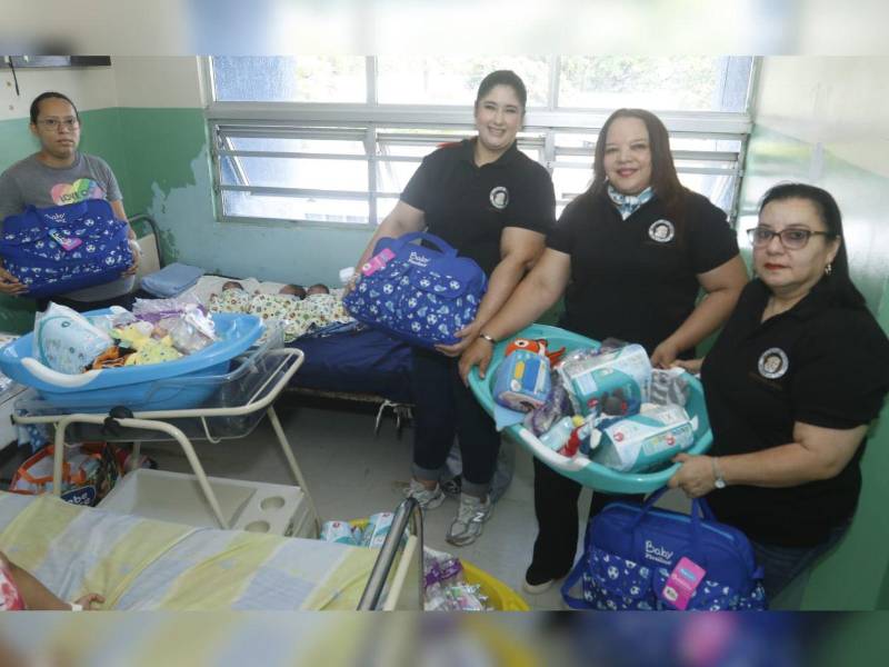 Fundación Osovi entrega donativo a madre de trillizos en el hospital Mario Catarino Rivas.