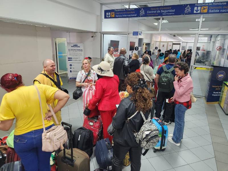 Los médicos cubanos salieron de Honduras en vuelos chárter, el primer grupo de 52 salió del aeropuerto Guillermo Anderson de La Ceiba, la mañana de este miércoles.