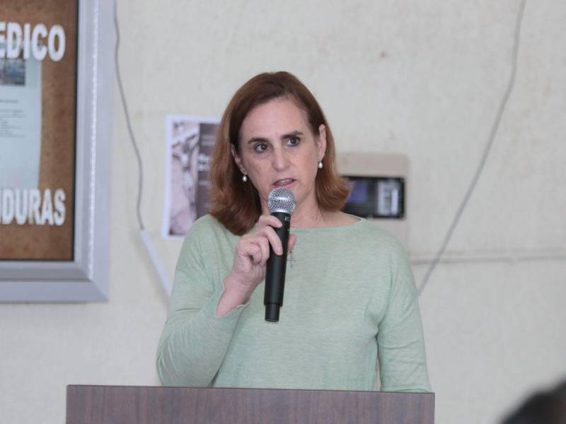 La cónsul honoraria de España en Honduras, María Isabel Rodríguez, durante su participación en la conferencia de prensa de Sanando Corazones.